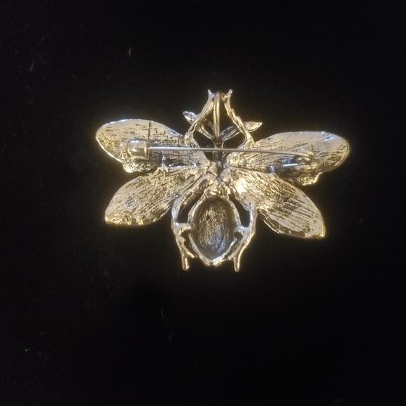New Rhinestone Bee Brooch. - Picture 6 of 16